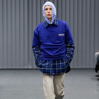 バレンシアガ(Balenciaga)のBALENCIAGA 17AW フード付きストライプシャツ(シャツ)