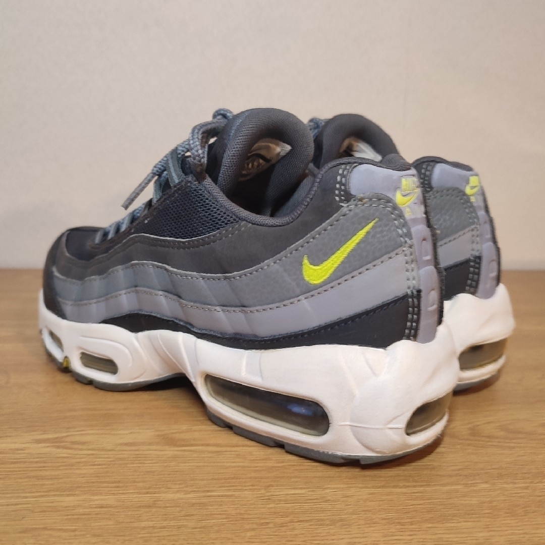 大人気カラー NIKE AIR MAX 95 ESSENTIAL | フリマアプリ ラクマ