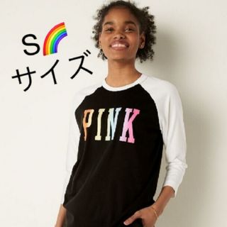 ヴィクトリアズシークレット(Victoria's Secret)の新作🌈ロゴ柄七分袖Tシャツ VS PINK Sサイズ❤️新品未使用(Tシャツ(長袖/七分))