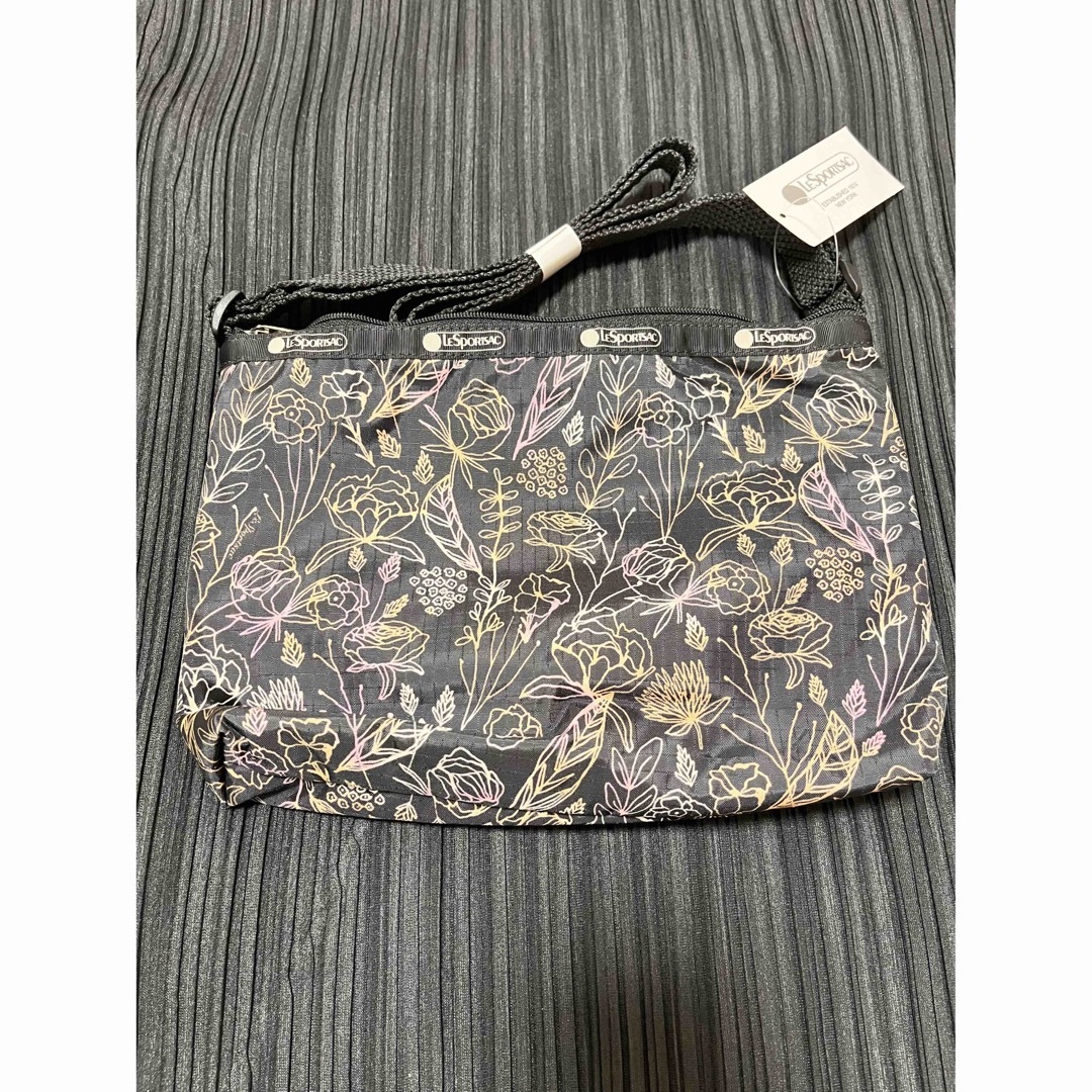 LeSportsac(レスポートサック)の【新品・未使用‼️】ブラックに優しい草花柄❣️レスポートサック　ショルダーバッグ レディースのバッグ(ショルダーバッグ)の商品写真