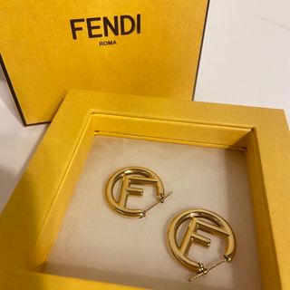 フェンディ ピアスの通販 200点以上 | FENDIのレディースを買うならラクマ