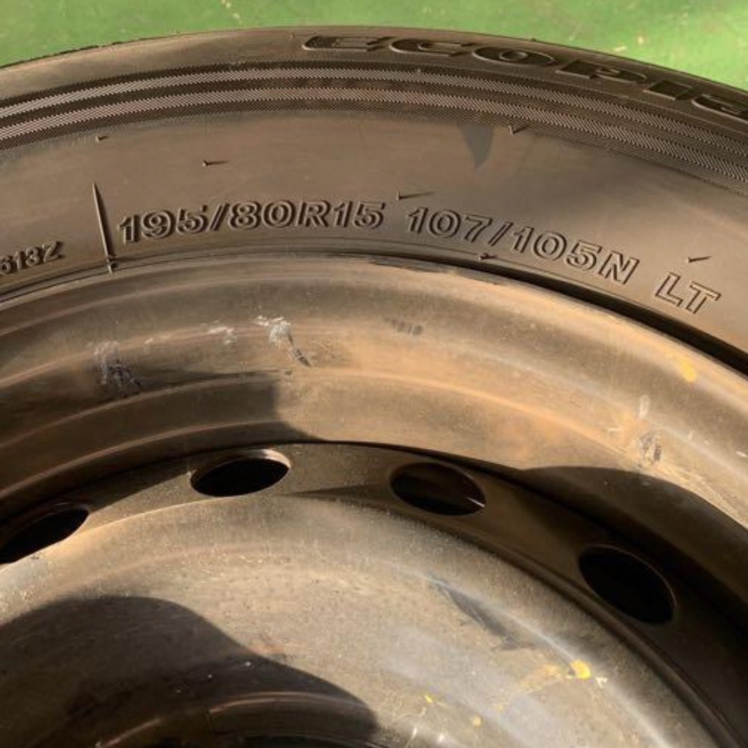 BRIDGESTONE(ブリヂストン)のタイヤ　195/80R15 107/105N LT ホイール15インチ 自動車/バイクの自動車(タイヤ・ホイールセット)の商品写真