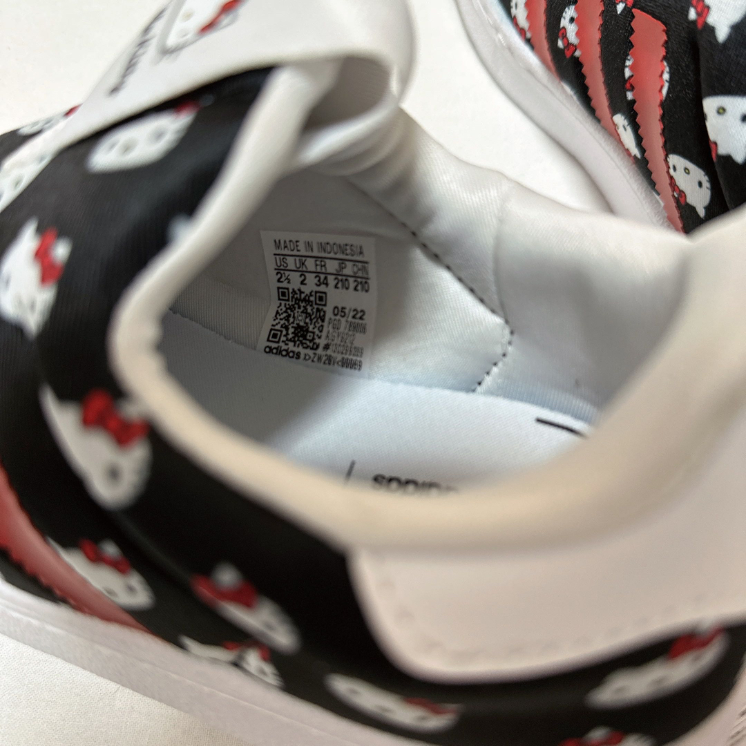 Originals（adidas）(オリジナルス)の新品　21㎝　アディダス　オリジナルス　ハローキティー　コラボ　スニーカー キッズ/ベビー/マタニティのキッズ靴/シューズ(15cm~)(スニーカー)の商品写真