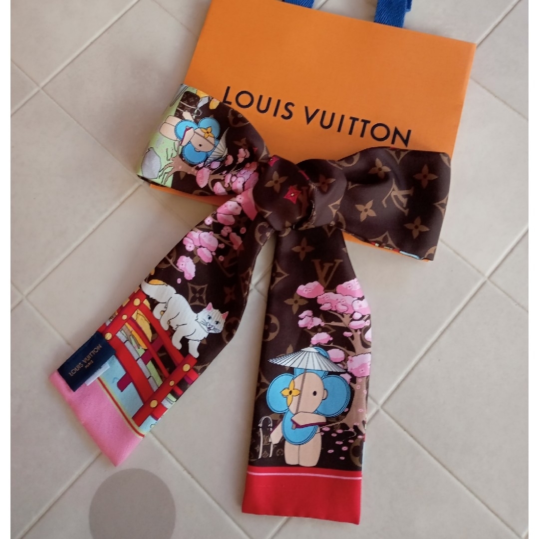 LOUIS VUITTON(ルイヴィトン)のルイヴィトン バンドー　クリスマス ヴィヴィエンヌ 2021 ホリデー レディースのファッション小物(バンダナ/スカーフ)の商品写真