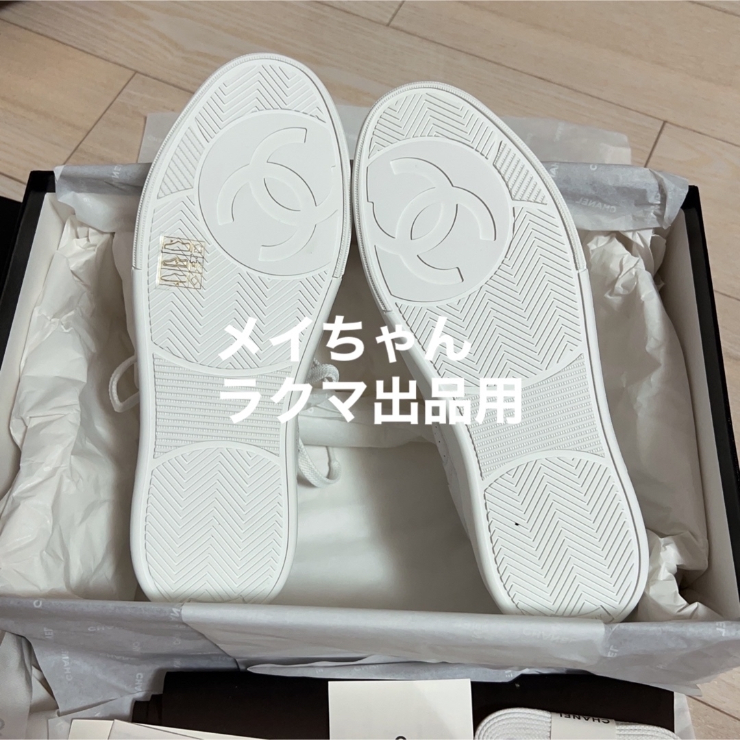 CHANEL(シャネル)の【新品未使用】シャネル　23A ローカット　レア　スニーカー　白　ロゴ レディースの靴/シューズ(スニーカー)の商品写真