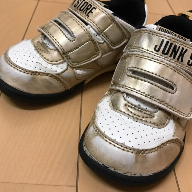 JUNK STORE(ジャンクストアー)のJUNK STORE ゴールドスニーカー16cm キッズ/ベビー/マタニティのキッズ靴/シューズ(15cm~)(スニーカー)の商品写真