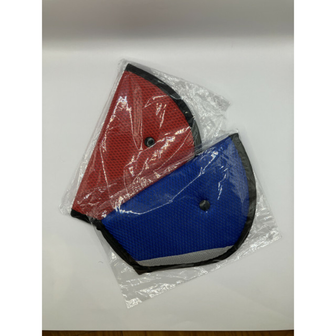 シートベルトカバー 2個セット 赤色 青色 パッド サポート 子供用 キッズ キッズ/ベビー/マタニティの外出/移動用品(自動車用チャイルドシートクッション)の商品写真
