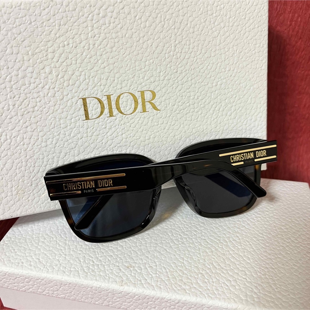Dior(ディオール)の【新品】Dior サングラス スクエア ディオールシグネチャー レディースのファッション小物(サングラス/メガネ)の商品写真