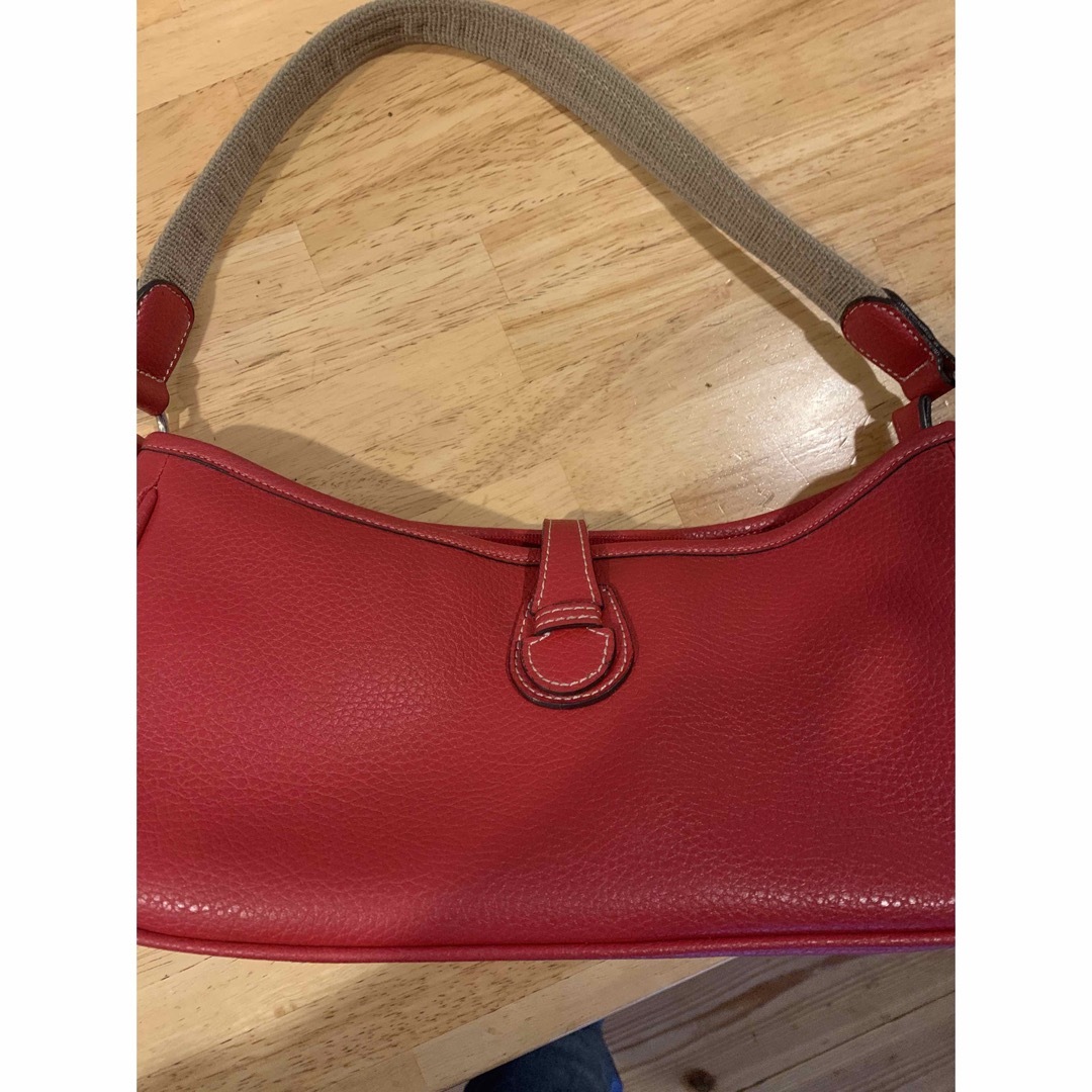 シックな赤い本革がオシャレなバッグ レディースのバッグ(ショルダーバッグ)の商品写真