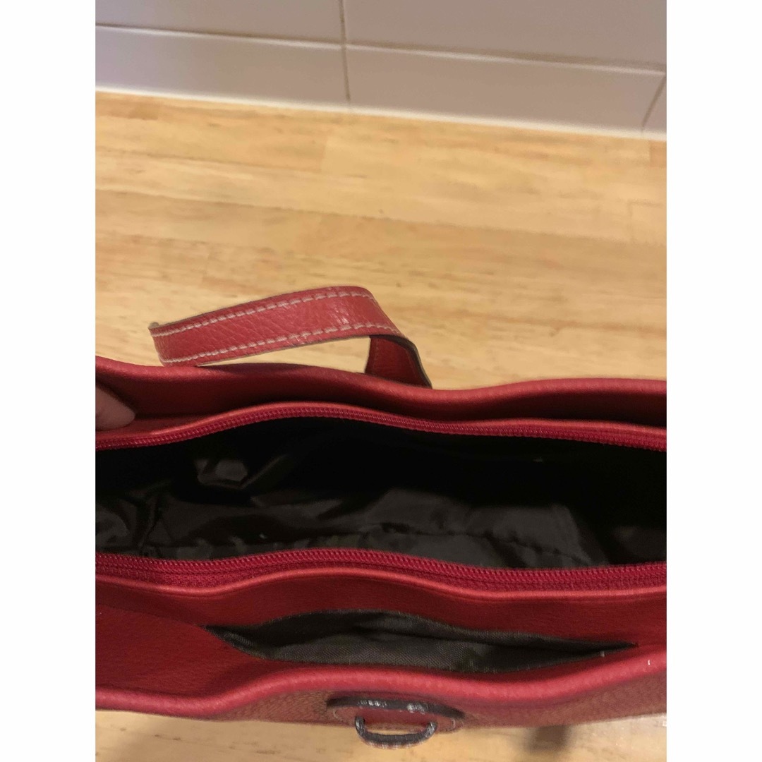 シックな赤い本革がオシャレなバッグ レディースのバッグ(ショルダーバッグ)の商品写真