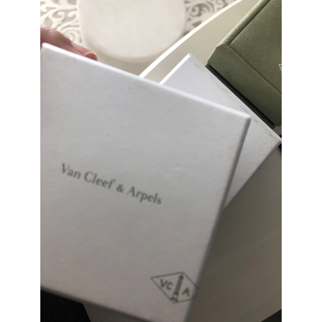 Van Cleef & Arpels(ヴァンクリーフアンドアーペル)のヴァンクリーフ&アーペル　ネックレス用ケース・外箱のみ中古品 レディースのアクセサリー(ネックレス)の商品写真