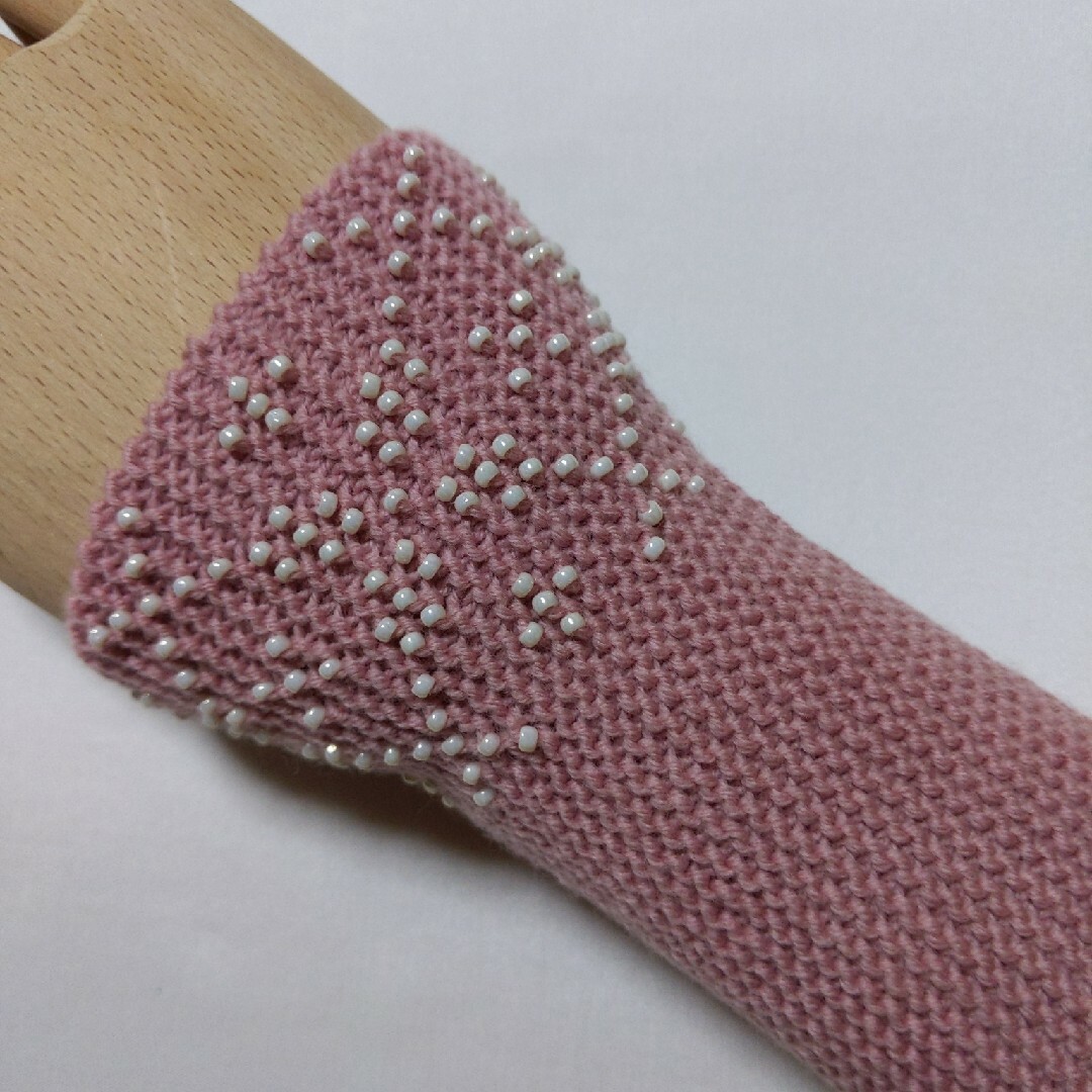 ★no.127　ビーズを編み込んだリストウォーマー ハンドメイドのファッション小物(手袋)の商品写真