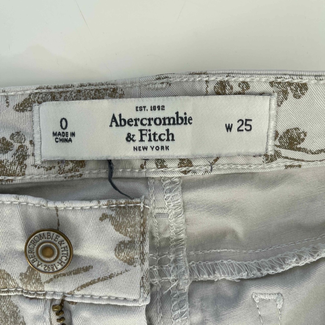 Abercrombie&Fitch(アバクロンビーアンドフィッチ)の　アバクロンビー　レディース　パンツ レディースのパンツ(デニム/ジーンズ)の商品写真