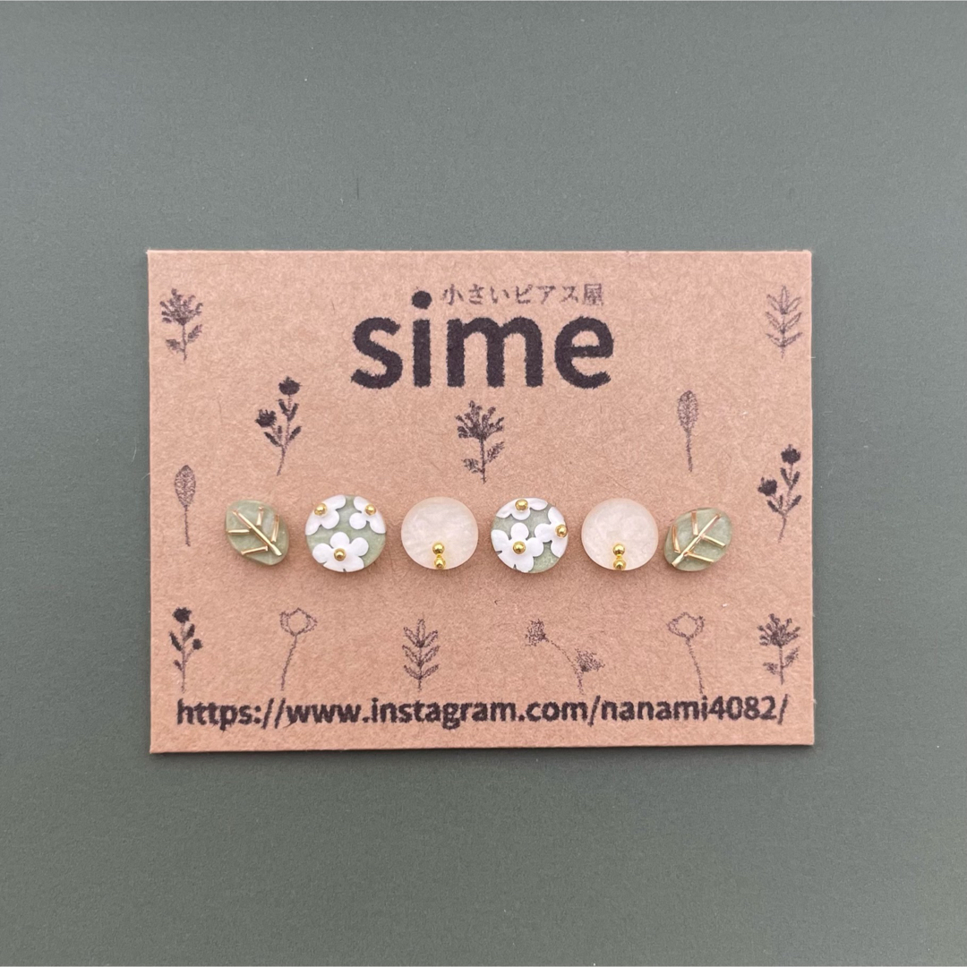 もっと！小粒なお花柄と葉っぱ　ピスタチオカラー　simeピアス　イヤリング対応 ハンドメイドのアクセサリー(ピアス)の商品写真