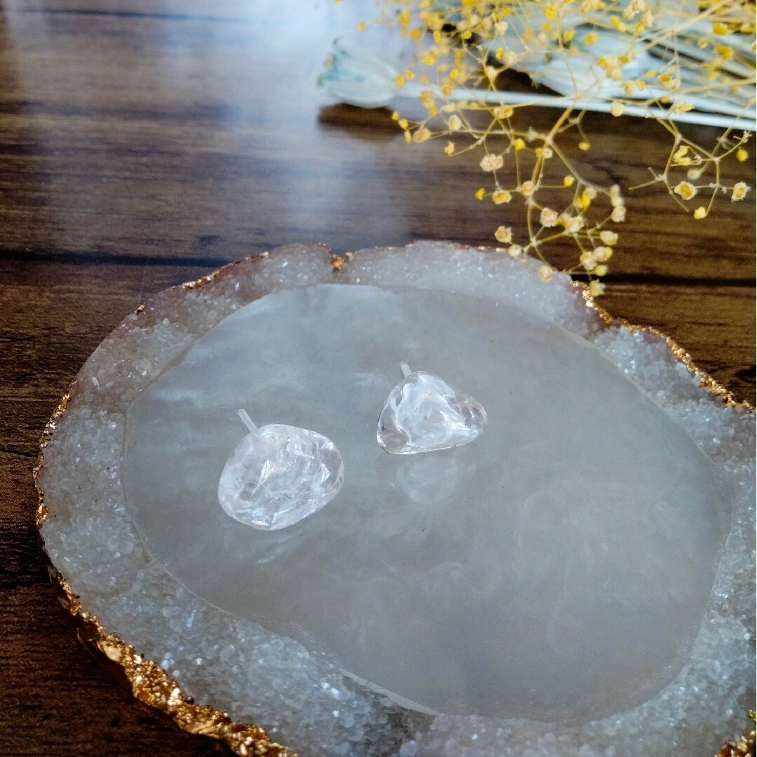 天然石　水晶のひと粒ピアス　シリコンピアス　金属アレルギー対応 ハンドメイドのアクセサリー(ピアス)の商品写真