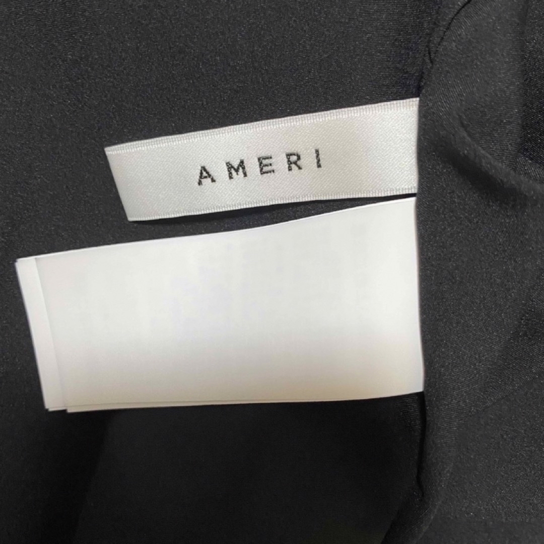 Ameri VINTAGE(アメリヴィンテージ)の【新品】AMERI  黒　ワンピース　SOFIA PLEATS DRESS  レディースのワンピース(ロングワンピース/マキシワンピース)の商品写真