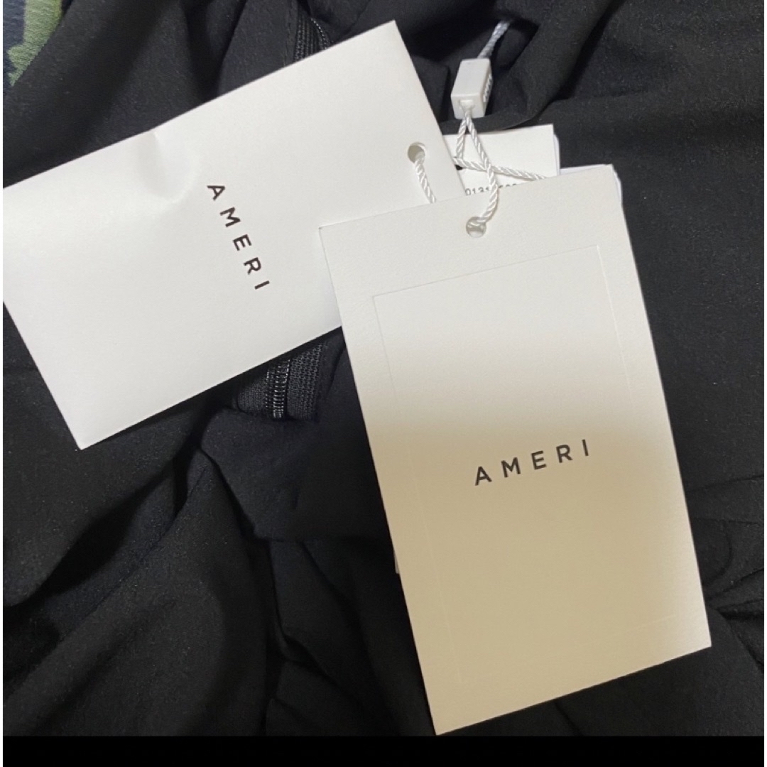 Ameri VINTAGE(アメリヴィンテージ)の【新品】AMERI  黒　ワンピース　SOFIA PLEATS DRESS  レディースのワンピース(ロングワンピース/マキシワンピース)の商品写真