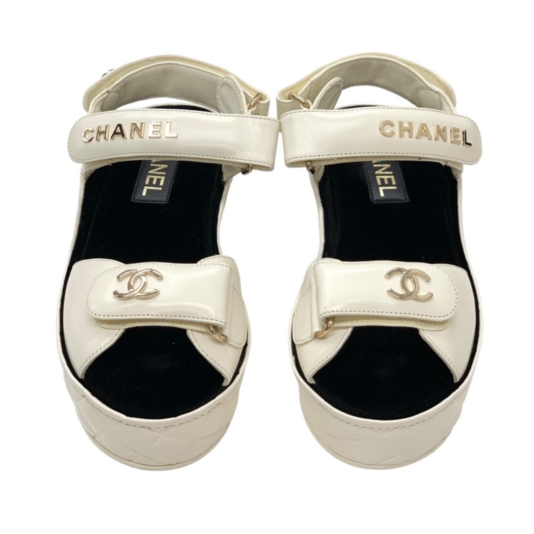CHANEL(シャネル)のシャネル CHANEL サンダル 靴 シューズ レザー ベロア アイボリー ココマーク  ロゴ マトラッセ ウェッジソール レディースの靴/シューズ(サンダル)の商品写真
