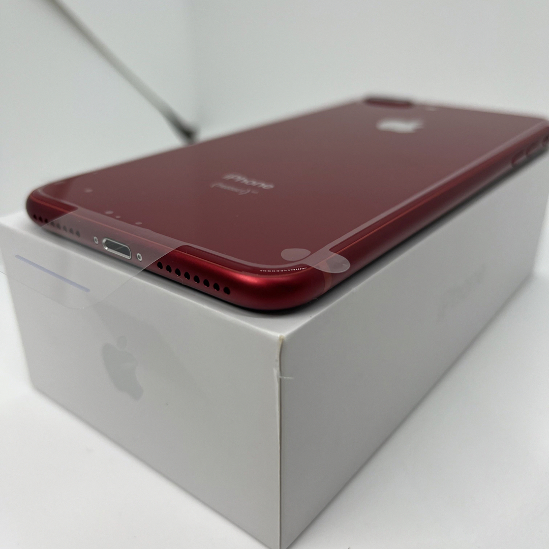 iPhone(アイフォーン)の新品　iPhone 8 PLUS 64 GB SIMフリー　Red 本体 スマホ/家電/カメラのスマートフォン/携帯電話(スマートフォン本体)の商品写真