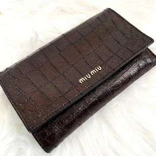 ミュウミュウ(miumiu)のMIU MIU ミュウミュウ  ロゴ三つ折りクロコレザー長財布 ブラウン(財布)