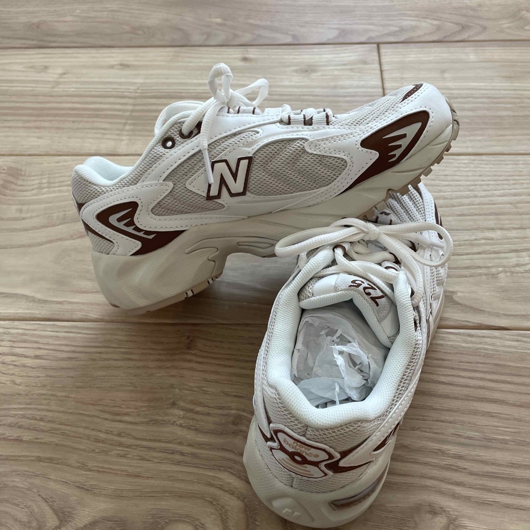 New Balance - ニューバランス725 ベージュの通販 by あやもも's shop