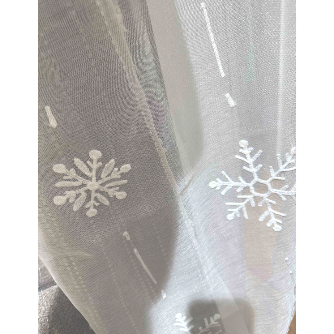 🩵✳︎刺繍セパレートカーテン✳︎雪の結晶✳︎2枚セット・ホワイト系・新品未使用 インテリア/住まい/日用品のカーテン/ブラインド(のれん)の商品写真