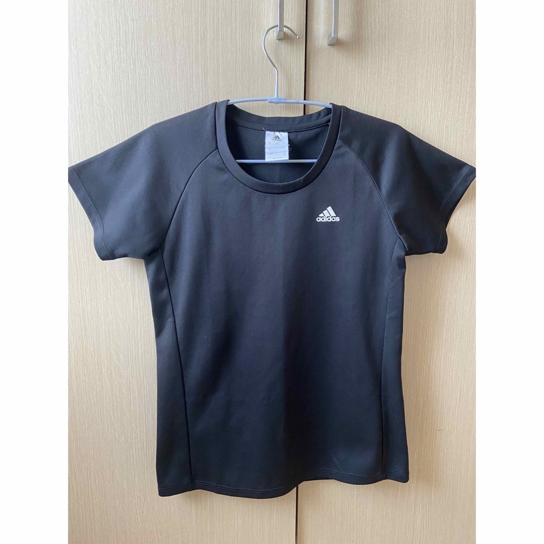 adidas(アディダス)のadidas アディダス レディース トップス 半袖 黒 スポーツウェア メンズのトップス(Tシャツ/カットソー(半袖/袖なし))の商品写真