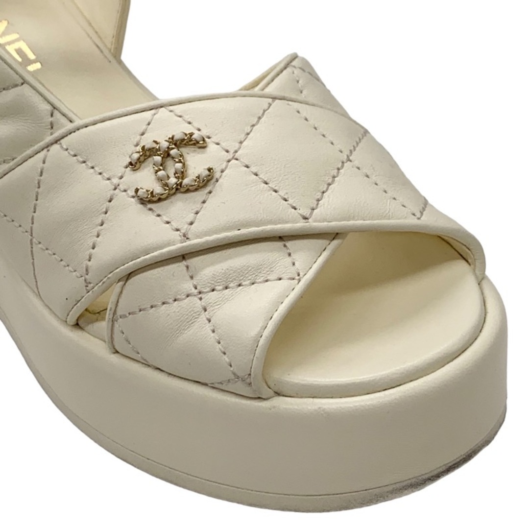 CHANEL(シャネル)のシャネル CHANEL サンダル 靴 シューズ ラムスキン アイボリー ココマーク マトラッセ ウェッジソール レディースの靴/シューズ(サンダル)の商品写真