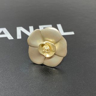 シャネル(CHANEL)の［正規品］CHANEL カメリア リング　サイズ13号　シルバー系(リング(指輪))