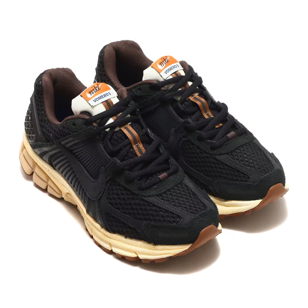 タ　Nike WMNS Zoom Vomero 5 Running Rabbit