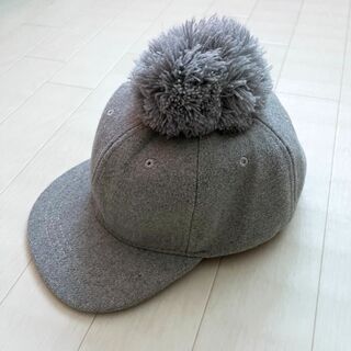 美品★ 韓国子供服 ビッグポンポンキャップ グレー 48~54cm(帽子)
