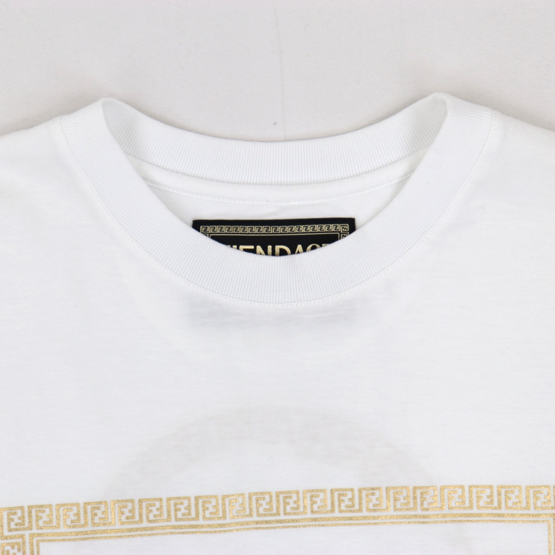 美品 フェンダーチェ 22SS ロゴ刺繍 メデューサプリント Tシャツ メンズ 白 ゴールド XS フェンディ×ヴェルサーチェ  FENDI×VERSACE