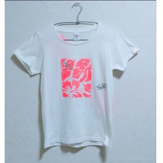 (581)Ｌサイズ半袖　白　フラダンスTシャツ　モンステラ　ハイビスカス　ゲコー(Tシャツ(半袖/袖なし))