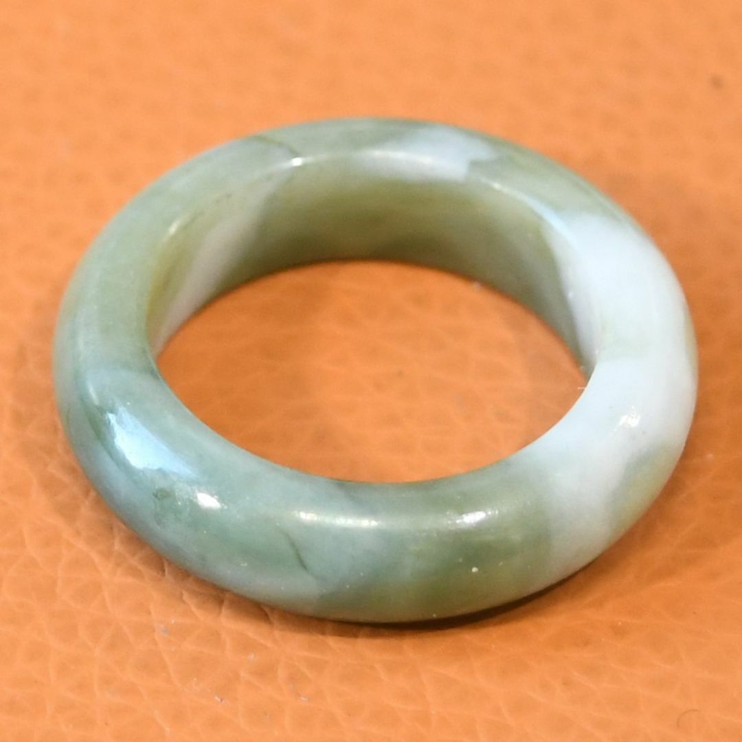 J1033　ヒスイ　翡翠　リング　指輪　17号　ミャンマー　ジェイド　ジェダイト レディースのアクセサリー(リング(指輪))の商品写真