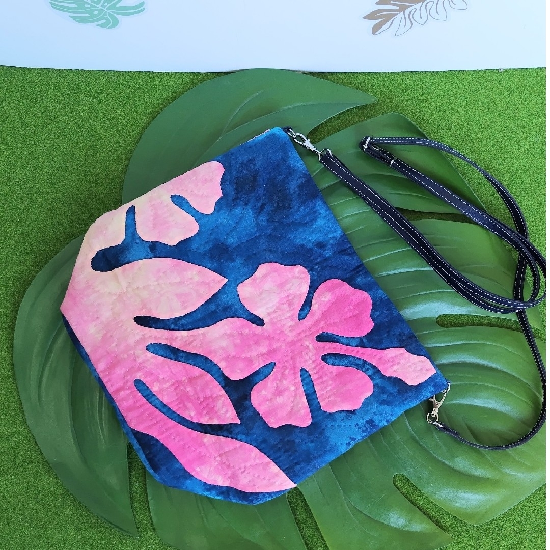ハイビスカスのポシェット　青（ハワイアンキルト） ハンドメイドのファッション小物(バッグ)の商品写真