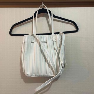 ザラ(ZARA)のZARAホワイトバッグ(ショルダーバッグ)