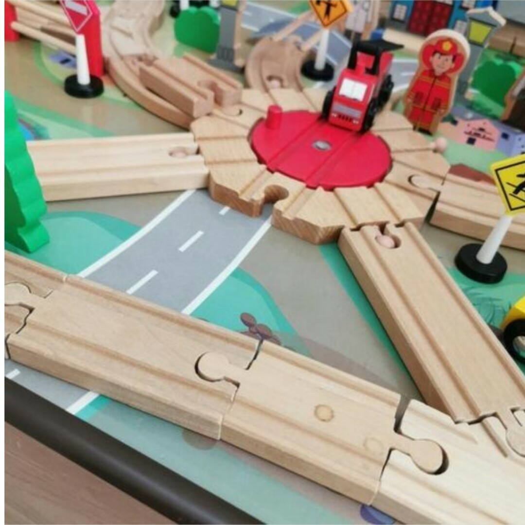 トイザらス(トイザラス)の木製電車のおもちゃ一式 キッズ/ベビー/マタニティのおもちゃ(知育玩具)の商品写真