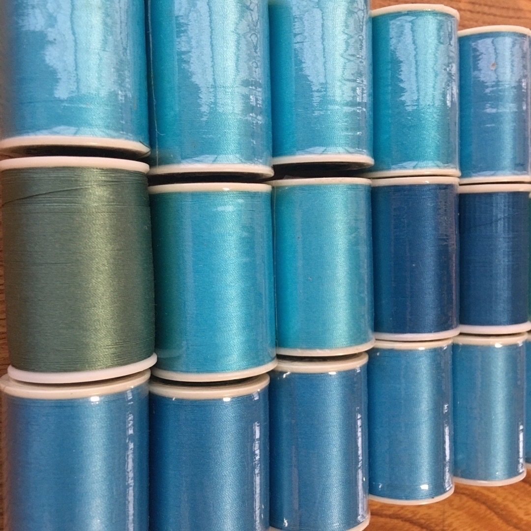 シルクミシン糸④タイヤー絹ミシン糸　24+6本　50番　絹100% まとめ ハンドメイドの素材/材料(生地/糸)の商品写真