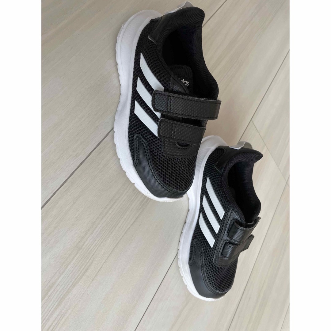 adidas(アディダス)のアディダス　スニーカー　15cm キッズ/ベビー/マタニティのキッズ靴/シューズ(15cm~)(スニーカー)の商品写真