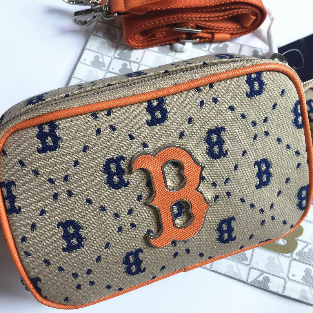 MLB(メジャーリーグベースボール)のMLB KOREA ショルダーバッグ ボディーバッグ Bロゴ オレンジ  レディースのバッグ(ショルダーバッグ)の商品写真