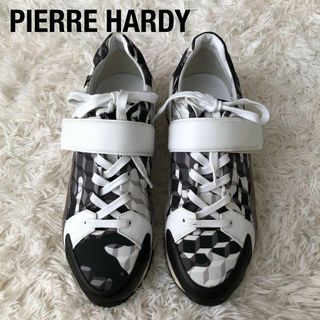 ピエールアルディ(PIERRE HARDY)のPIERRE HARDYピエールアルディ　幾何学模様スニーカーキューブ柄白黒(スニーカー)