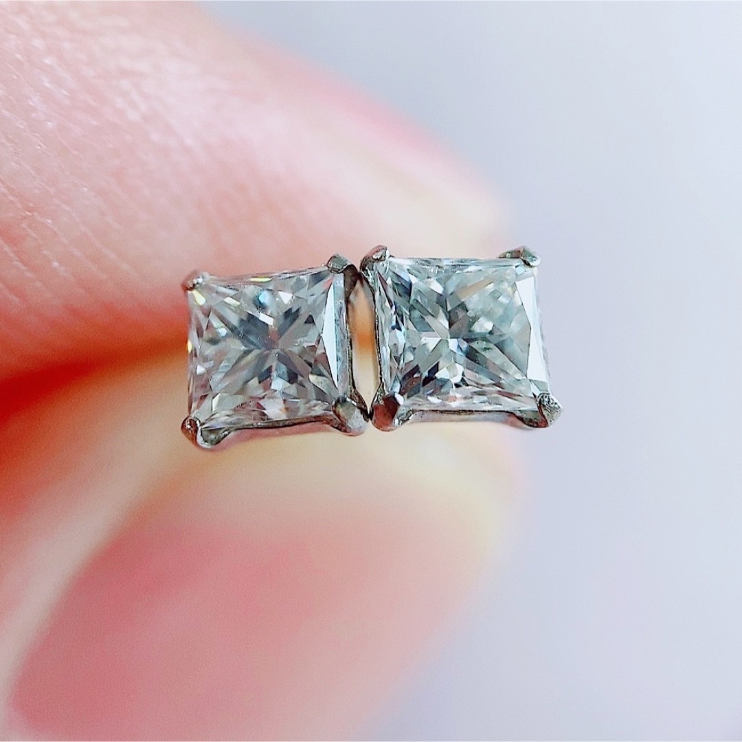 ★0.625ct★✨プリンセスカットダイヤモンドF,VVS-2スタッドピアス