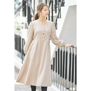 トッコクローゼット(TOCCO closet)のトッコクローゼット 多種釦デザインＶネックワンピース 膝丈 長袖 ベージュ(ひざ丈ワンピース)