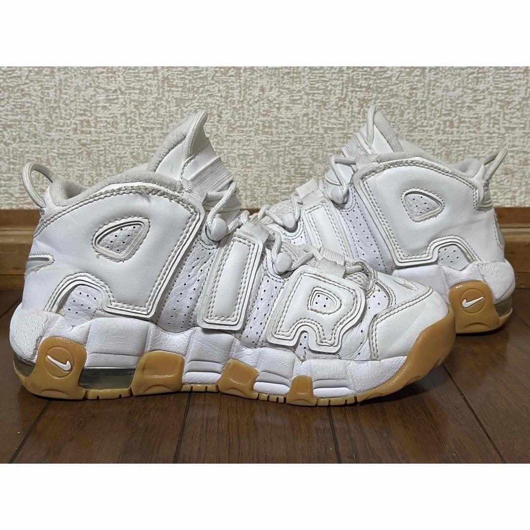 NIKE(ナイキ)のNIKE AIR MORE UPTEMPO "White Gum" 23.5cm レディースの靴/シューズ(スニーカー)の商品写真