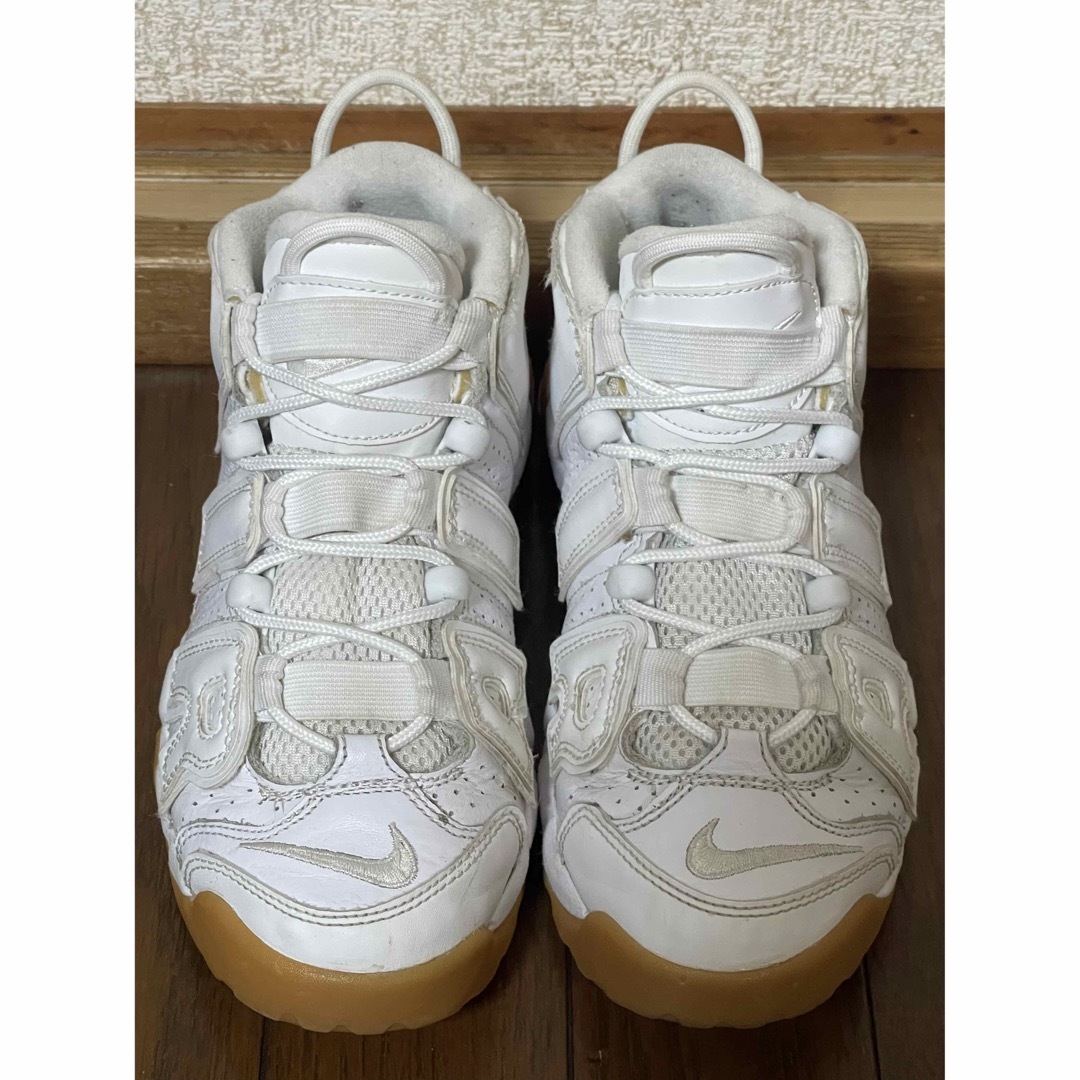 NIKE(ナイキ)のNIKE AIR MORE UPTEMPO "White Gum" 23.5cm レディースの靴/シューズ(スニーカー)の商品写真