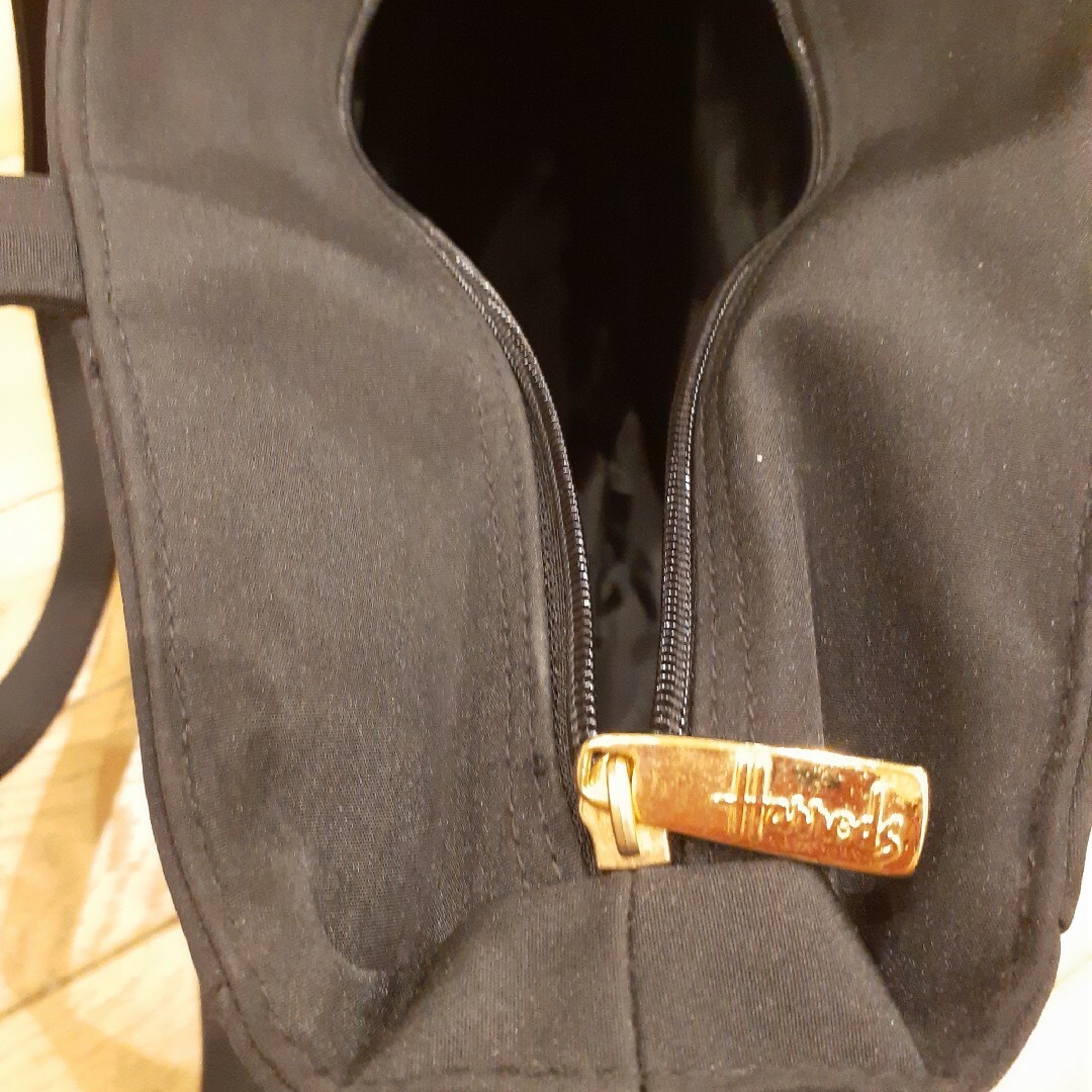 Harrods(ハロッズ)のハロッズ ショルダーバッグ 黒 レディースのバッグ(ショルダーバッグ)の商品写真