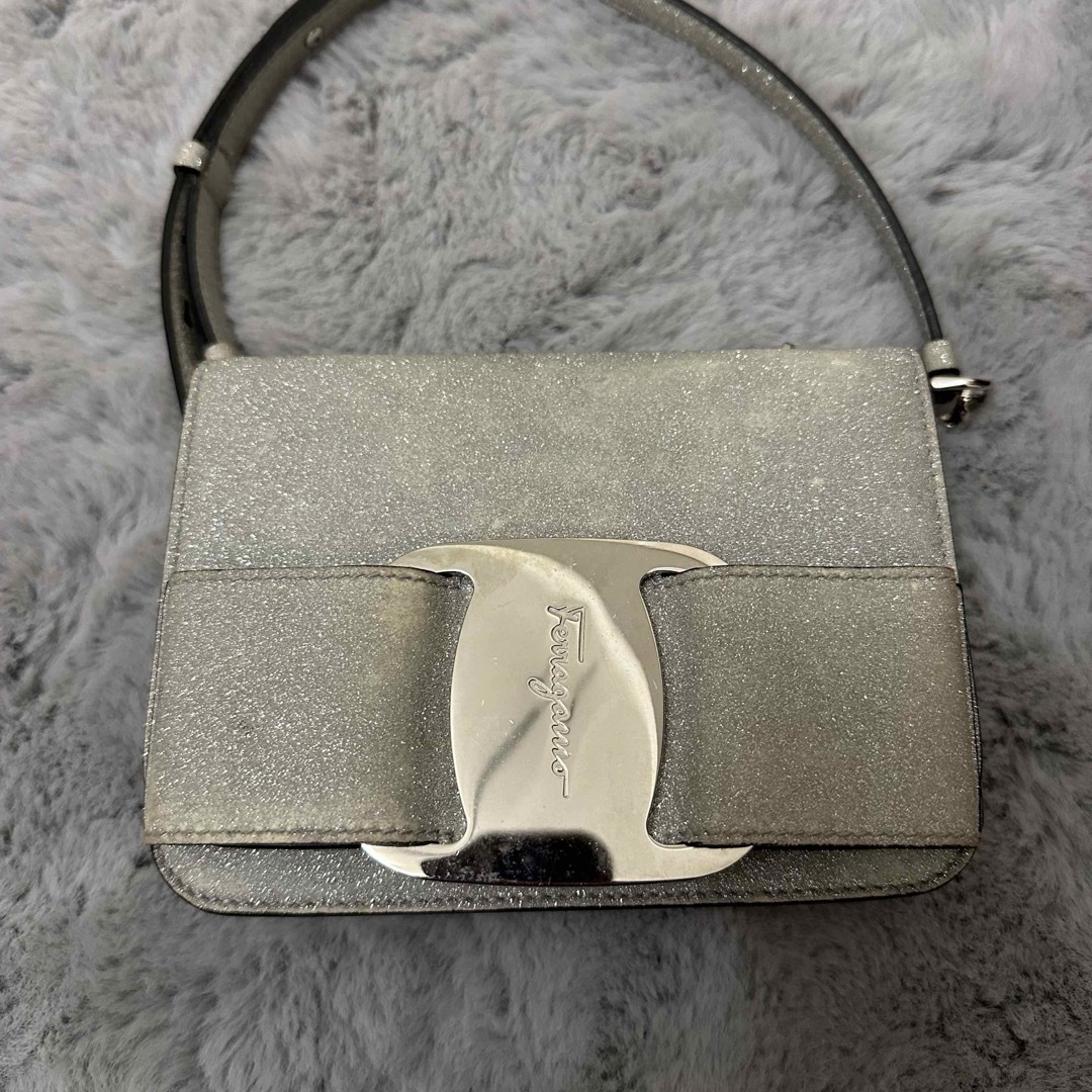 Salvatore Ferragamo(サルヴァトーレフェラガモ)の【フェラガモ】Vara Rainbow silver glitter bag レディースのバッグ(ショルダーバッグ)の商品写真