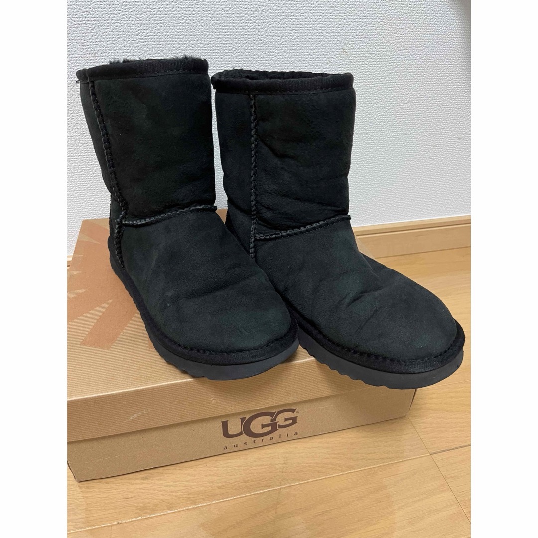 UGG(アグ)のUGG クラシックショート　ブラック　25センチ クリーニング済み レディースの靴/シューズ(ブーツ)の商品写真