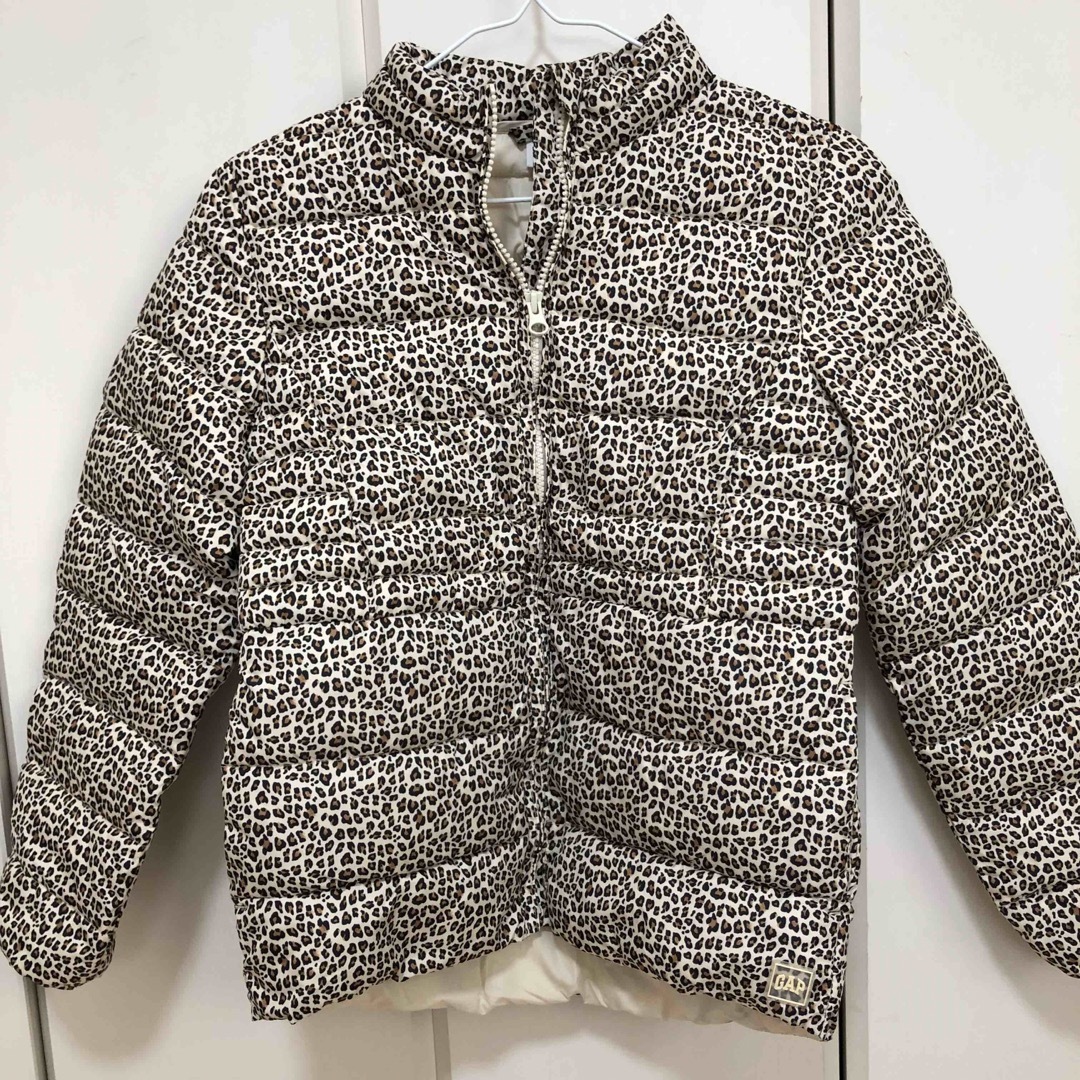 GAP Kids(ギャップキッズ)のGAP kids中綿ジャケットヒョウ柄140 キッズ/ベビー/マタニティのキッズ服男の子用(90cm~)(コート)の商品写真