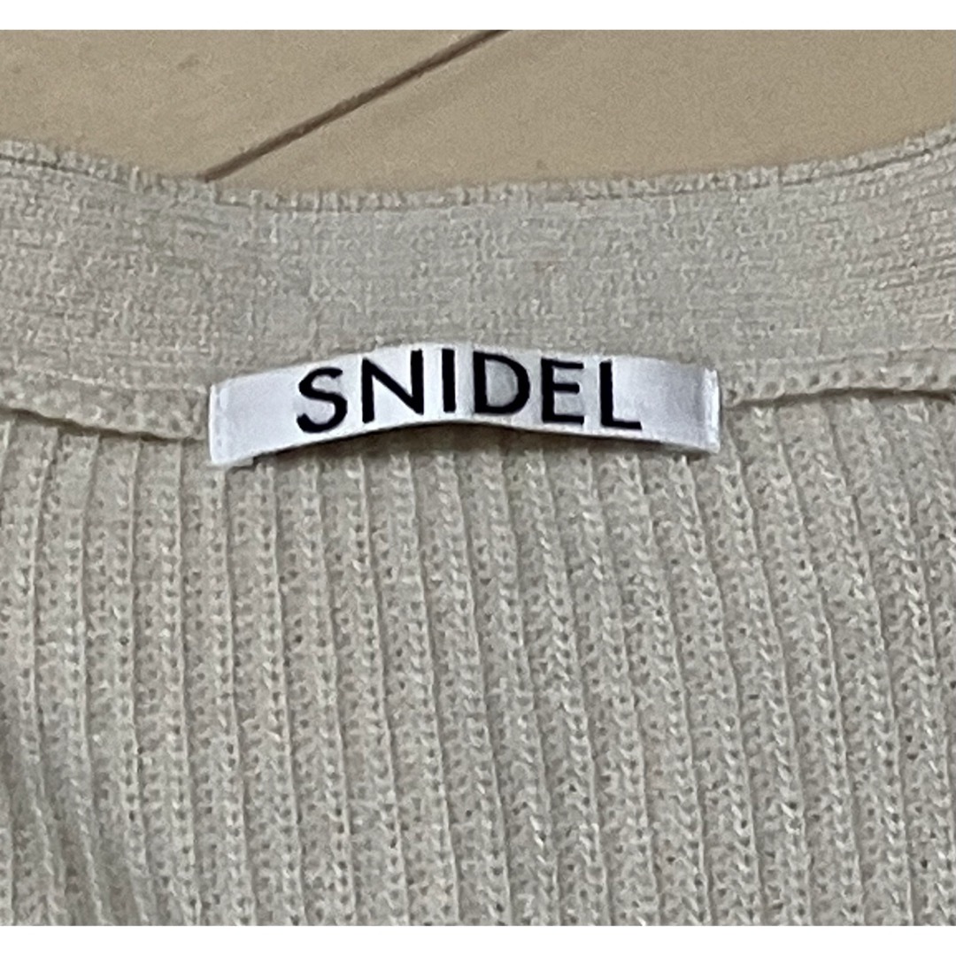 SNIDEL(スナイデル)のsnidel ボリューム変形リブカーディガン　オフホワイト　サイズ　 F レディースのトップス(カーディガン)の商品写真
